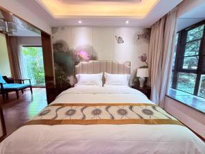 A bed or beds in a room at Yunshan Xiaoyuan