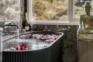 Nápoje v ubytování Boatshed Villas by Istana - Green Door