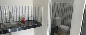 Ванная комната в Narumi Homestay Bukittinggi km10
