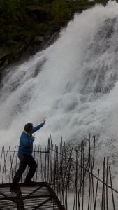 een man op een brug voor een waterval bij Antigua Posada, Valle del Jerte in Tornavacas