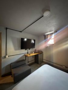 TV a/nebo společenská místnost v ubytování Suites Santa Noche & Spa + 37 fotografií