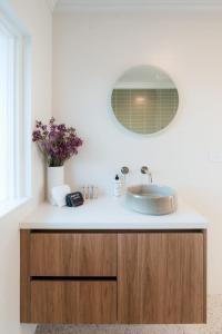 a bathroom with a sink and a mirror at Central Goolwa- Coastal Family & Friend Retreat in Goolwa