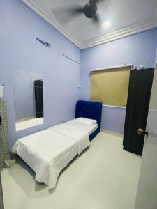 a small room with a bed and a mirror at StayD'Cassia Homestay Semenyih in Semenyih