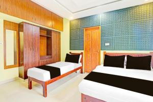 Hotel Starlight Chennai near DLF,L&T,Miot,Tradecenter,Ramachandra medical coll客房内的一张或多张床位