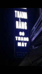 Un cartel que dice tren y rey tienen camino en Nhà nghỉ THANH HẰNG, en Hue