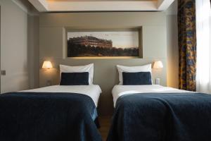 Postel nebo postele na pokoji v ubytování Opera Hotel