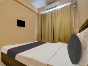 ein Schlafzimmer mit einem Bett und einem Fernseher darin in der Unterkunft Collection O Aqualura Verem Rd in Goa