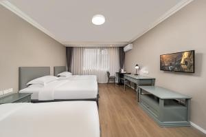Posteľ alebo postele v izbe v ubytovaní Oak Hotel Chengdu Jiuyanqiao Chuanyin Branch