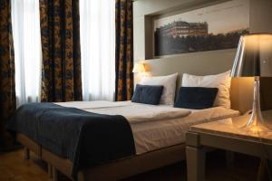 Postel nebo postele na pokoji v ubytování Opera Hotel