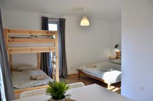 ein Zimmer mit zwei Etagenbetten und einem Tisch in der Unterkunft Jcamp in Nové Město pod Smrkem + 55 Fotos