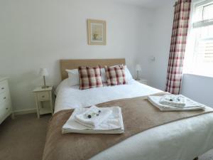 Katil atau katil-katil dalam bilik di Benllech Coastal Retreat