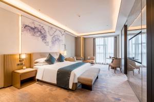 ShuyangShuyang Honor International Hotel的配有一张大床和一张书桌的酒店房间