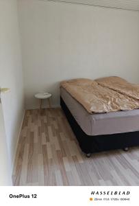 Un dormitorio con una cama y una mesa pequeña. en Zoo house near Billund Legoland, en Grindsted