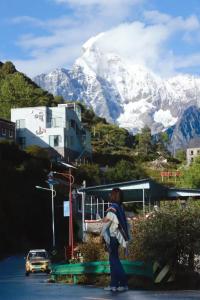 Vista generica sulle montagne o vista sulle montagne dall'interno della stanza in casa privata