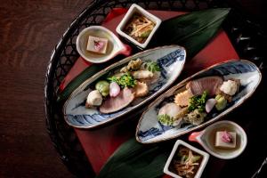 諏訪市にある寛ぎの諏訪の湯宿　萃sui‐諏訪湖の二皿の食べ物