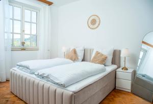 two beds in a room with white walls and windows at Villa Ardoise direkt an der Mosel zwischen Cochem und Koblenz in Brodenbach