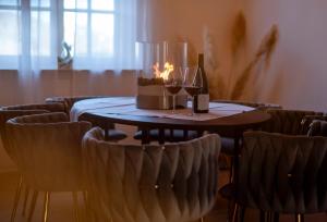 a table with a cake and two glasses of wine at Villa Ardoise direkt an der Mosel zwischen Cochem und Koblenz in Brodenbach