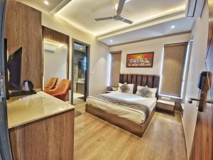 a bedroom with a bed and a desk in a room at Hotel Maher Inn in Amritsar
