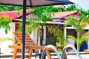 Κήπος έξω από το Jungle View Inn