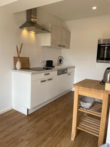 A kitchen or kitchenette at FEWO Studio7