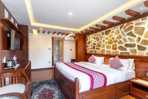 Rúm í herbergi á Amarawati Boutique Hotel