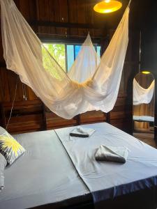 Ένα ή περισσότερα κρεβάτια σε δωμάτιο στο Lovesick Hostel & Bar Mpai Bay