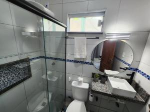 圣阿马鲁Eco House Gaivota - Cond Ville Portal das Dunas的配有马桶、水槽和镜子的浴室 更多27张照片