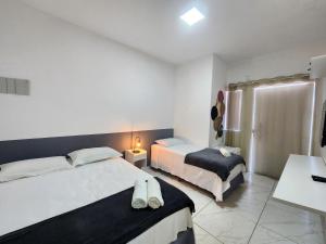 Eco House Gaivota - Cond Ville Portal das Dunas客房内的一张或多张床位