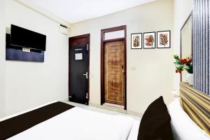 TV a/nebo společenská místnost v ubytování Super Hotel O Paharganj Chuna Mandi near Railway Station