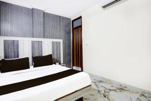 Postel nebo postele na pokoji v ubytování Super Hotel O Paharganj Chuna Mandi near Railway Station