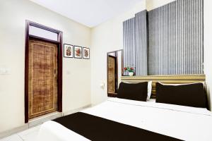 Postel nebo postele na pokoji v ubytování Super Hotel O Paharganj Chuna Mandi near Railway Station