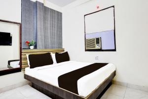 Postel nebo postele na pokoji v ubytování Super Hotel O Paharganj Chuna Mandi near Railway Station