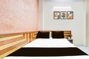 Postel nebo postele na pokoji v ubytování Super Hotel O Paharganj Chuna Mandi near Railway Station