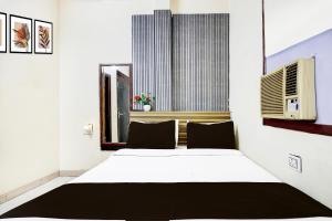 Postel nebo postele na pokoji v ubytování Super Hotel O Paharganj Chuna Mandi near Railway Station