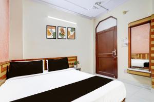Postel nebo postele na pokoji v ubytování Super Hotel O Paharganj Chuna Mandi near Railway Station