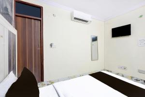 Postel nebo postele na pokoji v ubytování Super Hotel O Paharganj Chuna Mandi near Railway Station