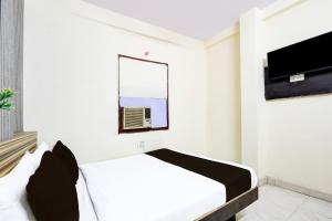 TV a/nebo společenská místnost v ubytování Super Hotel O Paharganj Chuna Mandi near Railway Station