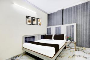 Postel nebo postele na pokoji v ubytování Super Hotel O Paharganj Chuna Mandi near Railway Station