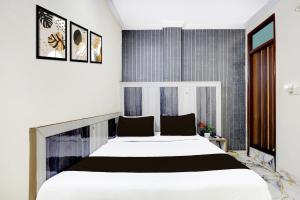 Postel nebo postele na pokoji v ubytování Super Hotel O Paharganj Chuna Mandi near Railway Station
