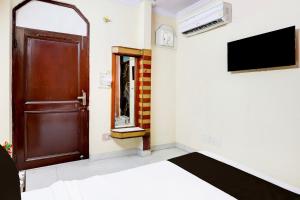 TV a/nebo společenská místnost v ubytování Super Hotel O Paharganj Chuna Mandi near Railway Station