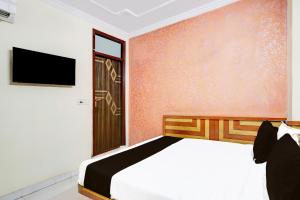 TV a/nebo společenská místnost v ubytování Super Hotel O Paharganj Chuna Mandi near Railway Station