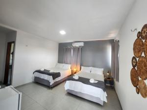 Eco House Gaivota - Cond Ville Portal das Dunas客房内的一张或多张床位