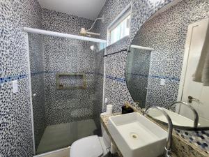 Eco House Gaivota - Cond Ville Portal das Dunas的一间浴室
