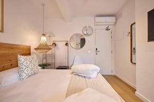 Postel nebo postele na pokoji v ubytování INNER Hostal Es Molí