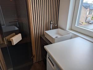 Een bed of bedden in een kamer bij Mijn appartement met sauna en lift