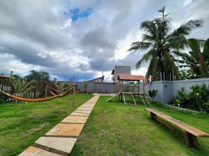 Eco House Gaivota - Cond Ville Portal das Dunas的儿童游玩区