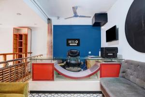 TV a/nebo společenská místnost v ubytování Hotel O Noonmati Guwahati Formerly Hotel Sundari