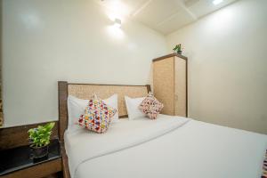 - une chambre avec un lit blanc et des oreillers dans l'établissement The Sangam Hotel, à Mahabaleshwar 34 autres photos