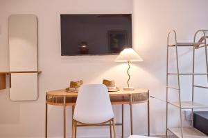 TV a/nebo společenská místnost v ubytování INNER Hostal Es Molí