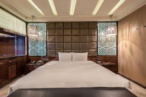 Rúm í herbergi á Guide Hotel Taichung Ziyou